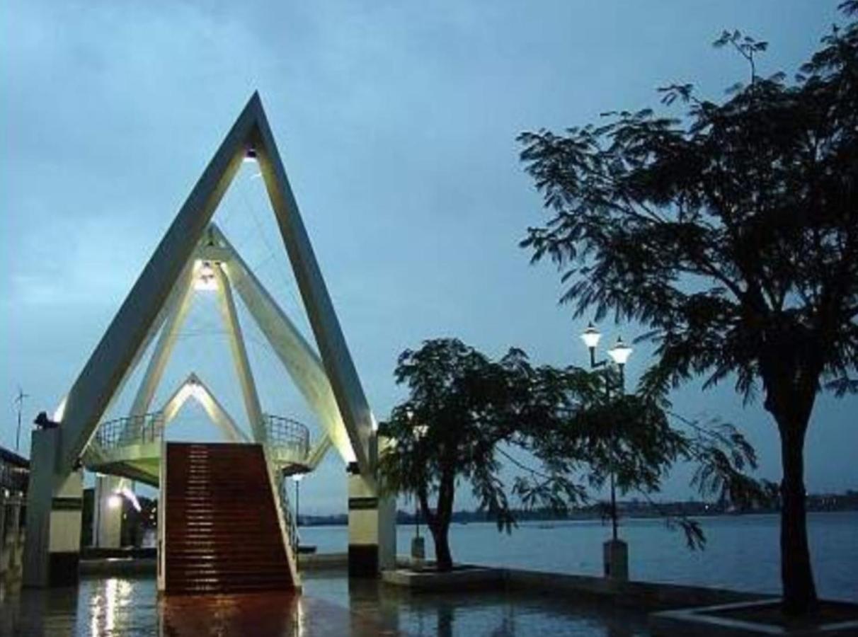 Raelyn'S Homestay Kochi Esterno foto