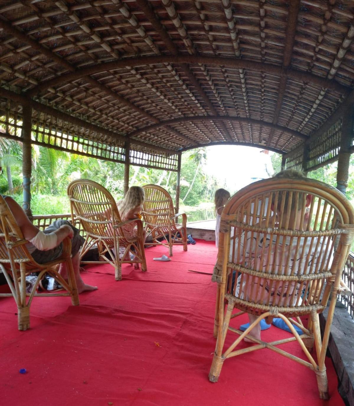 Raelyn'S Homestay Kochi Esterno foto